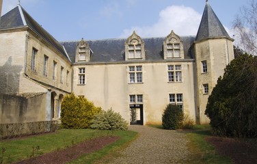 Fototapeta na wymiar Saint-Maixent l'école : Hôtel de Balisy