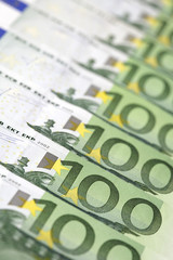 100- Euro- Scheine in Reihe