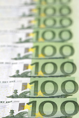 100- Euro- Scheine in Reihe