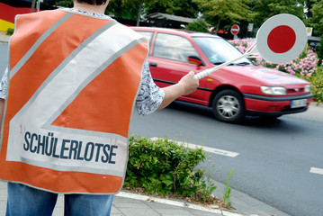 Schülerlotse sichert Schulweg