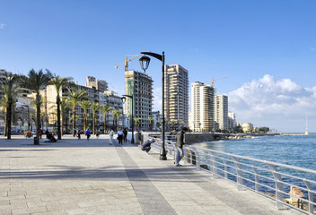 Naklejka premium Corniche wzdłuż wybrzeża Bejrutu w Libanie