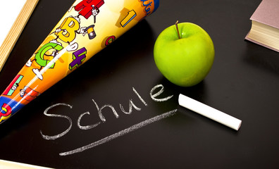 Tafel mit Schule, Apfel und Schultüte © Stockwerk-Fotodesign