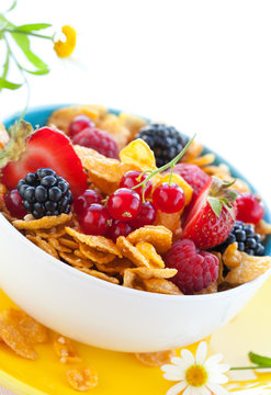 bowl of cornflakes with milk and fruits