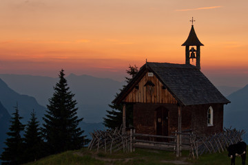 Fototapeta premium Sonnenuntergang in den Bergen