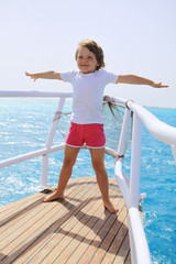 Czteroletnia dziewczynka stoi na burcie statku