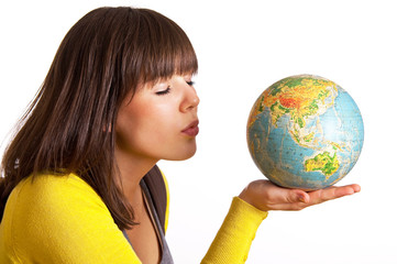 Frau küsst Globus