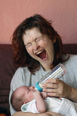 junge Mutter gibt ihrem Baby die Milchflasche