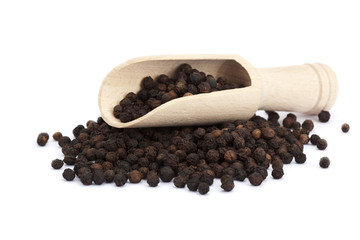 schwarzer pfeffer und holzschaufel isoliert