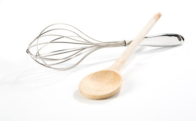 fouet de cuisine et cuillère en bois
