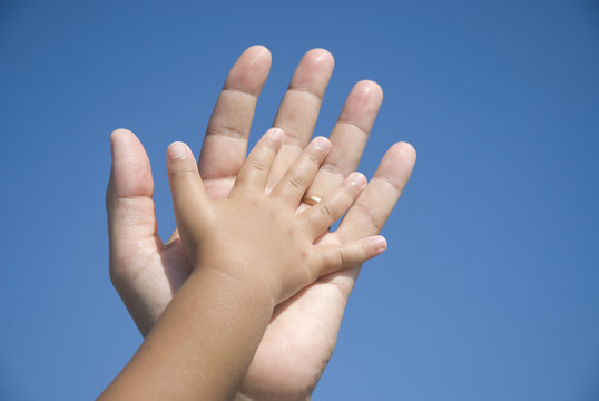 Mano nella mano di padre e figlio.