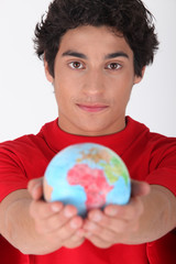 Adolescent avec globe terrestre