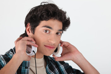 Adolescent avec casque de musique
