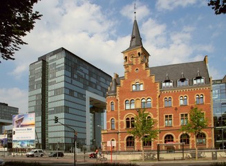 Obraz premium Köln, Hafenamt am Rheinauhafen mit Kranhaus