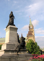 Fototapeta na wymiar Ottawa Parliament Queen Victoria 2008