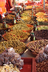 étale d'olives au marché