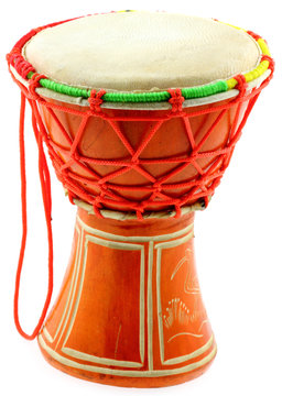 instrument percussion "djemb&eacute;", fond blanc