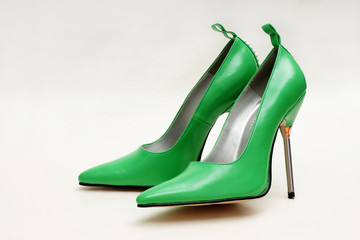 gr&uuml;ne pumps high heels