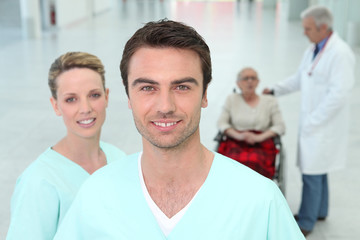 Obraz premium Equipe médicale avec une infirme
