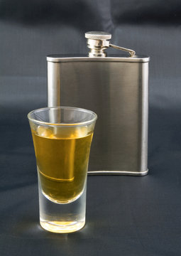 Whiskey en chupito de petaca