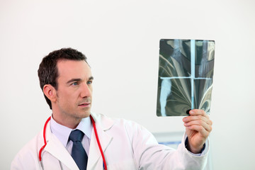 Médecin regardant radiographie