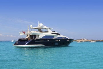 Fototapeta na wymiar Luksusowy jacht w turkusowy Formentera Illetas