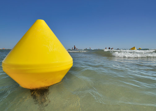 Bou&eacute;e de signalisation en mer, zone de baignade