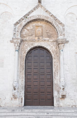 Fototapeta na wymiar Drewniane Portal Bazyliki Świętego Nicholas. Bari. Apulia.