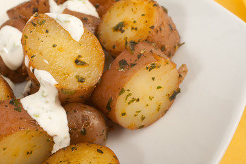 Gebratene Babykartoffeln mit Kräuterquark