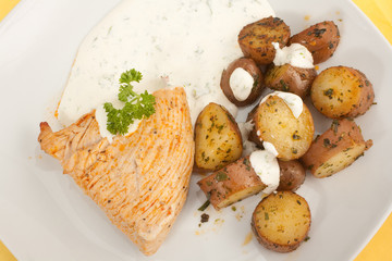 Hühnchen mit Babykartoffeln und Kräuterquark