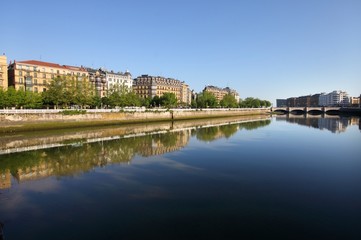 Fototapeta premium RÃ­o Urumea a su paso por Donostia, Gipuzkoa
