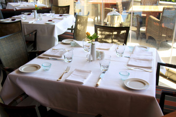 Restaurant table arrangement