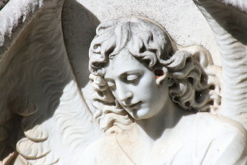 Rostro de ángel en una sepultura