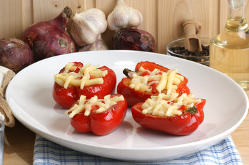 gegrillte Paprika mit Nudeln und Käse überbacken