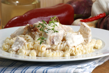 hausgemachter Nudelsalat mit Hühnchenfleisch