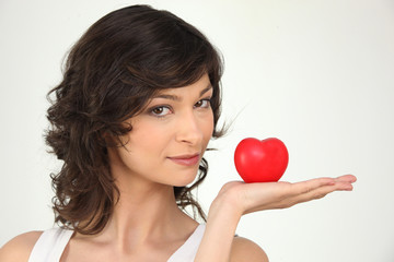 Portrait d'une femme avec un cœur rouge