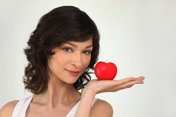 Portrait d'une femme avec un cœur rouge