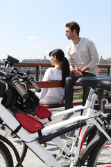 Couple assis sur un banc public