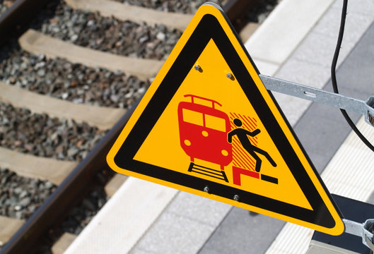 Bahnsteig Warnung