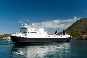 Fototapeta na wymiar The ferry at the island Skrova