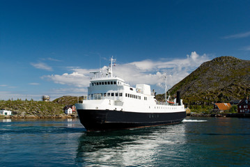 Fototapeta na wymiar Ferry at the island Skrova