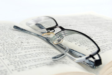 glasses with dictionary