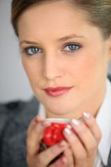 Portrait d'une femme buvant un café