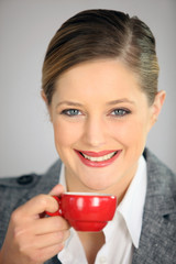 Portrait d'une femme buvant un café