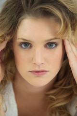 Naklejka premium Portrait d'une belle femme blonde