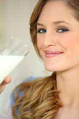 Portrait d'une femme avec un verre de lait