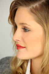 Portrait d'une belle femme blonde