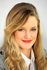 Naklejka premium Portrait d'une belle femme blonde