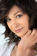 Obraz premium Portrait d'une jeune femme brune