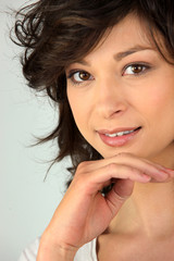 Fototapeta premium Portrait d'une jeune femme brune