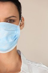 Portrait d'une infirmière avec masque médical